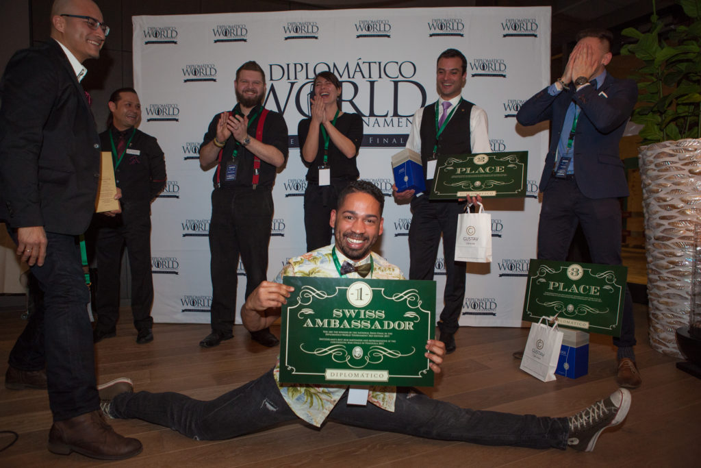 Rafael Vasquez macht einen Spagat aus Freude am Sieg bei den Diplomátic World Tournament Swiss Finals.